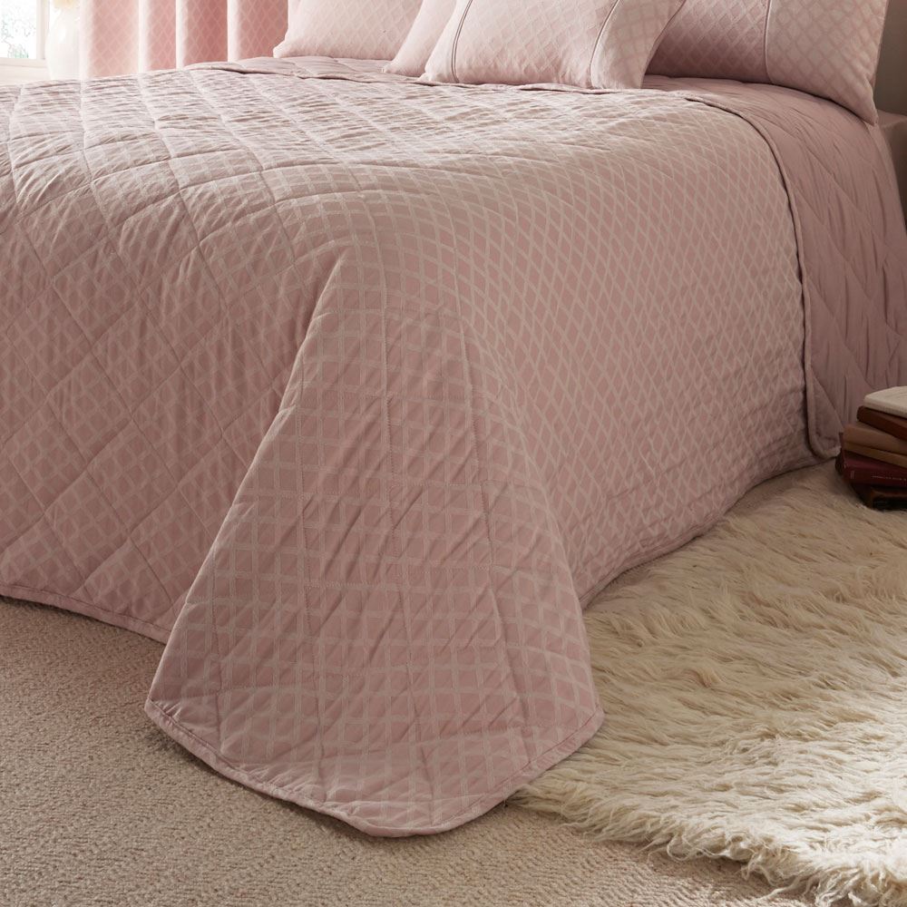 Dreams & Drapes Woven Croma Geometric Jacquard Quilted Bedspread