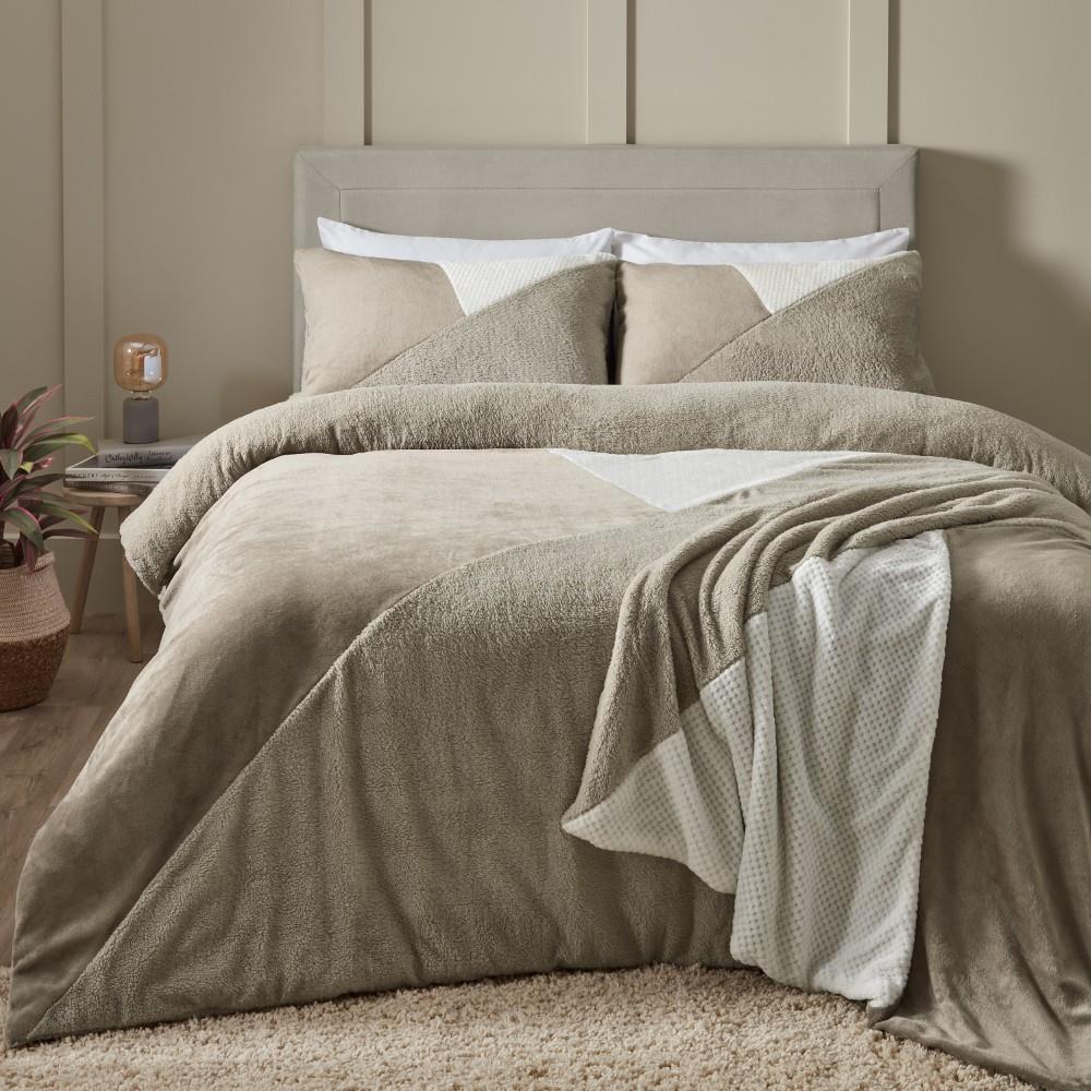Catherine Lansfield Cosy Larsson Geo Fleece Double Duvet Cover Set with Pillowcases Natural